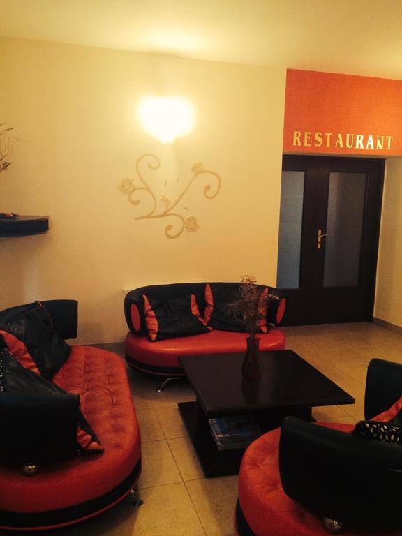 Hotel Fiama Otelu Rosu Екстериор снимка